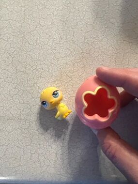 Littlest Pet Shop Yellow Chick with Pink Egg Playset